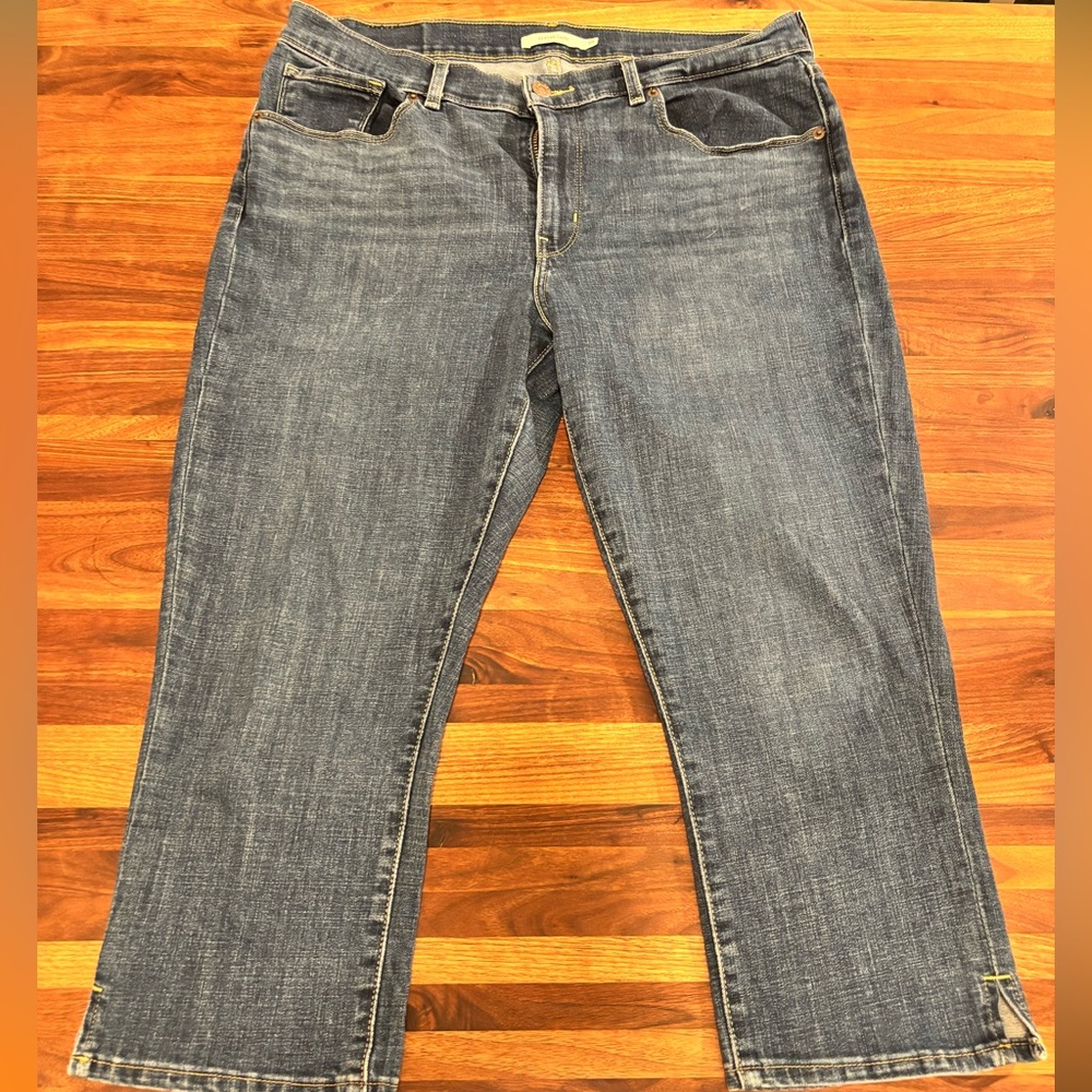 LEVI’S CLASSIC CAPRI JEGGING